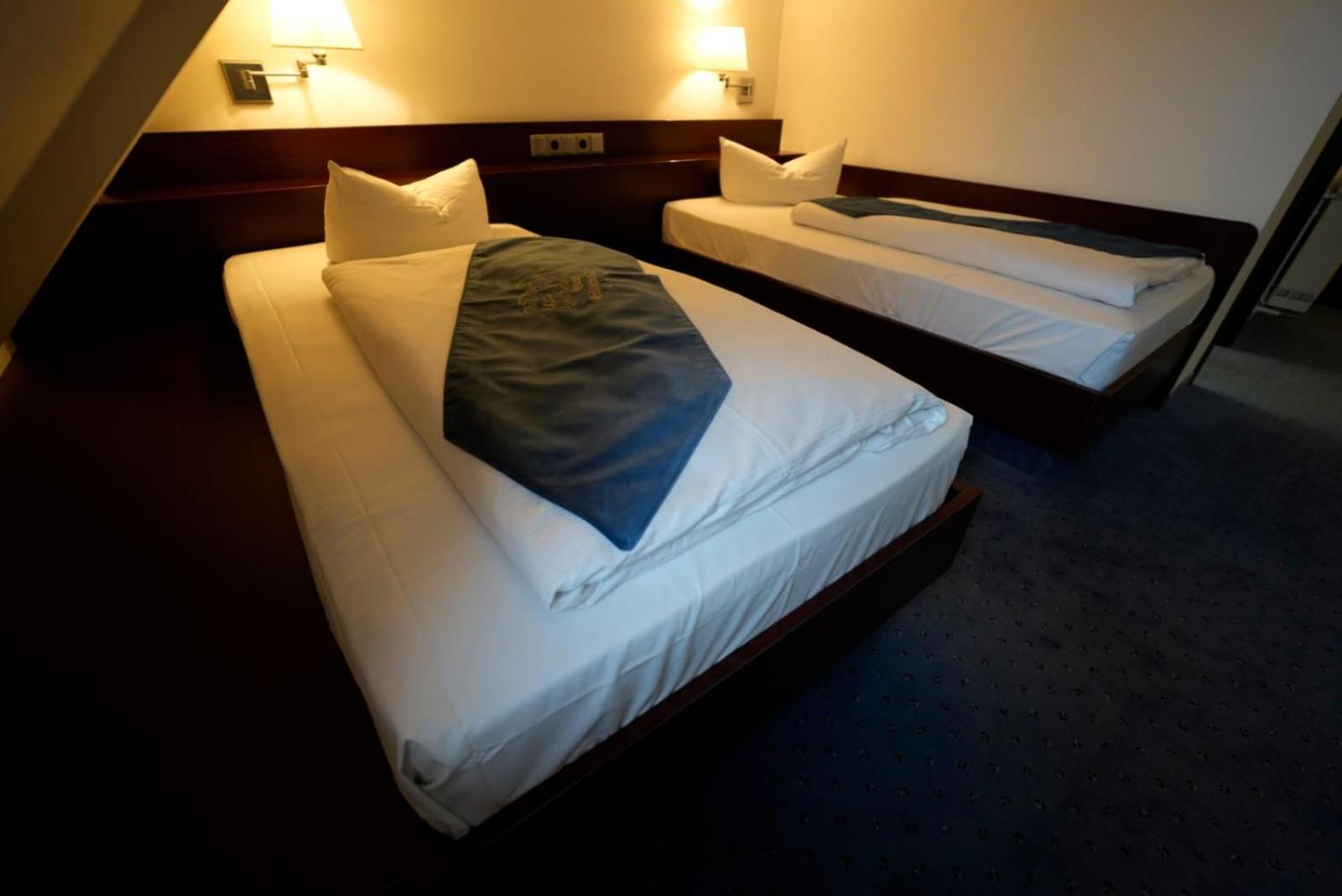 באוטזן Hotel Goldener Adler מראה חיצוני תמונה