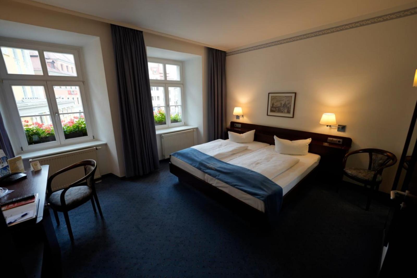 באוטזן Hotel Goldener Adler מראה חיצוני תמונה