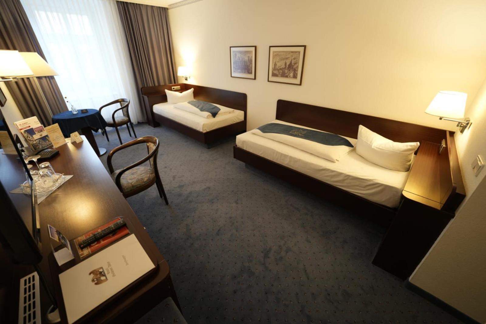 באוטזן Hotel Goldener Adler מראה חיצוני תמונה