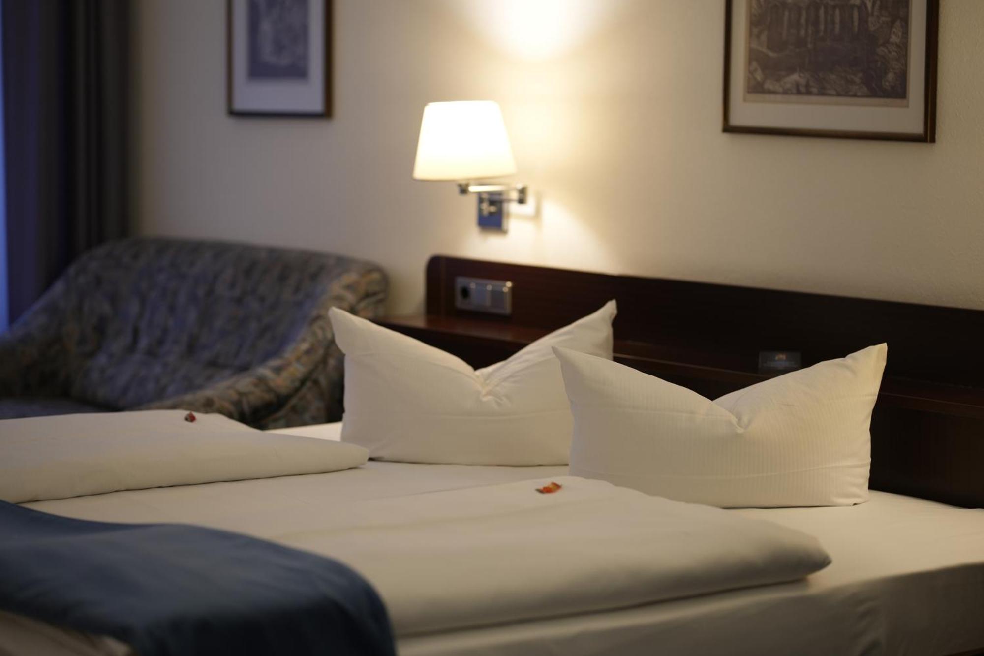 באוטזן Hotel Goldener Adler מראה חיצוני תמונה
