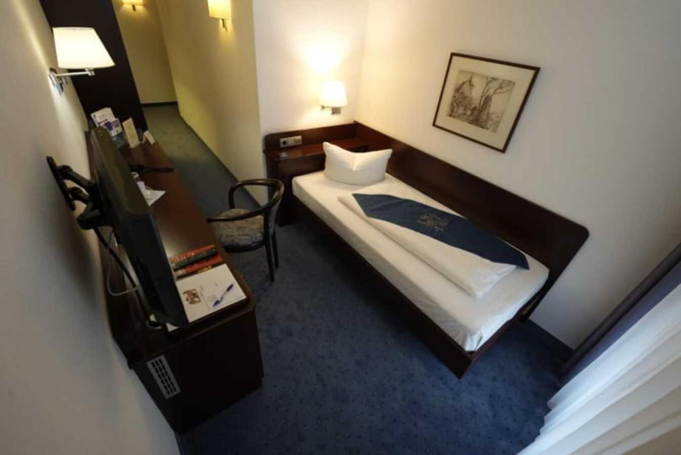באוטזן Hotel Goldener Adler מראה חיצוני תמונה